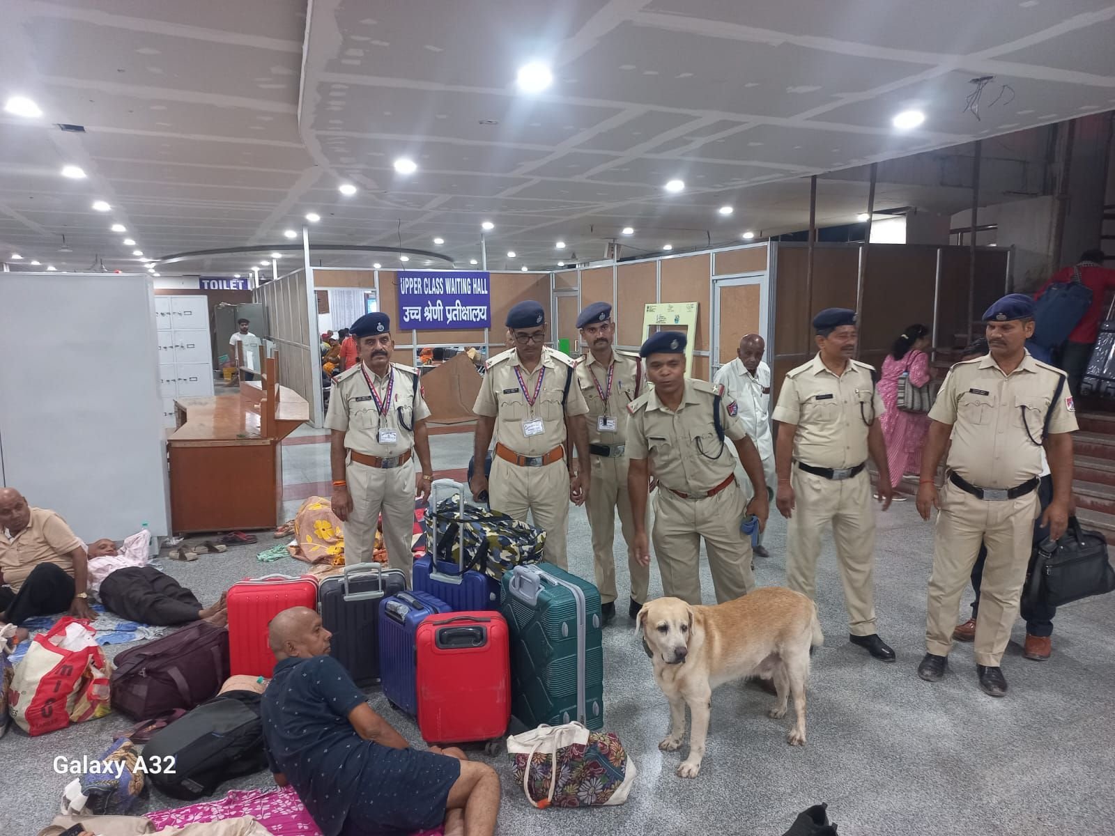 गया जंक्शन पर आरपीएफ़ ने चलाया सघन जांच अभियान, यात्रियों को किया गया जागरूक